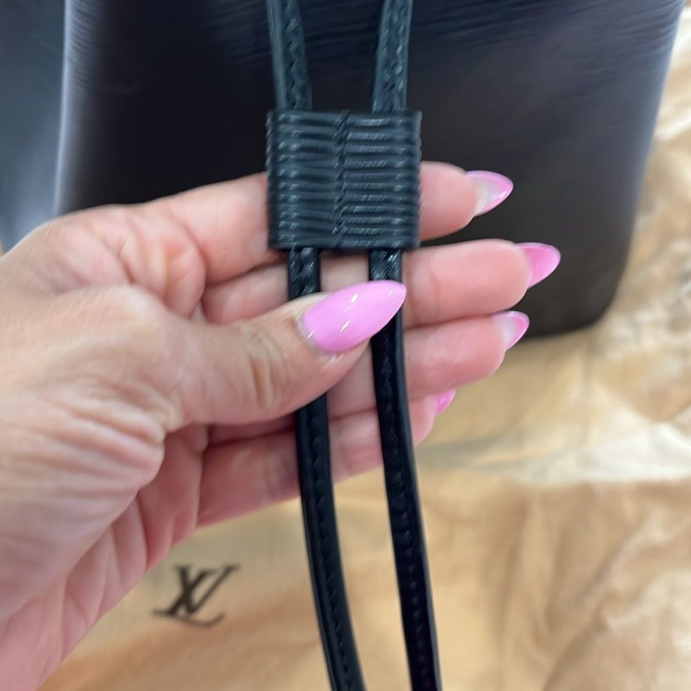 Louis Vuitton Black Epi Leather Noé Bucket Shoulder Bag with Gold Hardware - Picture 4 of 15